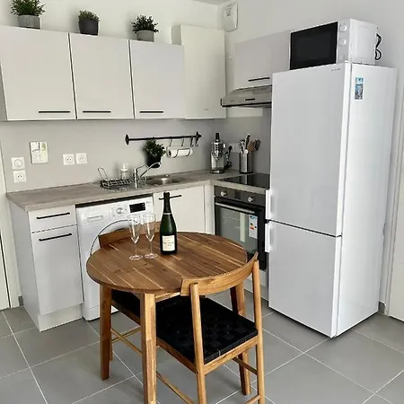 A Proximite Du Port De *