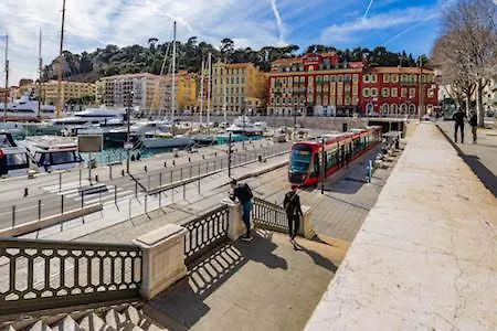 Appartement A Proximite Du Port De *